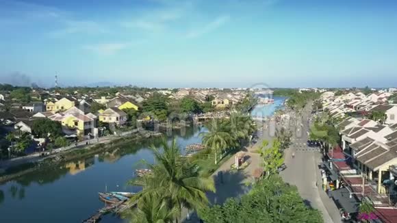 在靠近公路的河岸上的空中观景房屋视频的预览图
