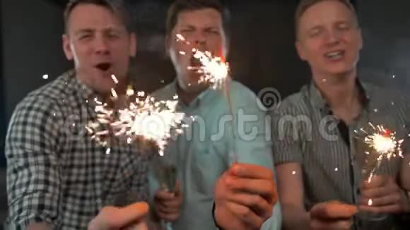 火花有魅力的年轻人庆祝生日视频的预览图