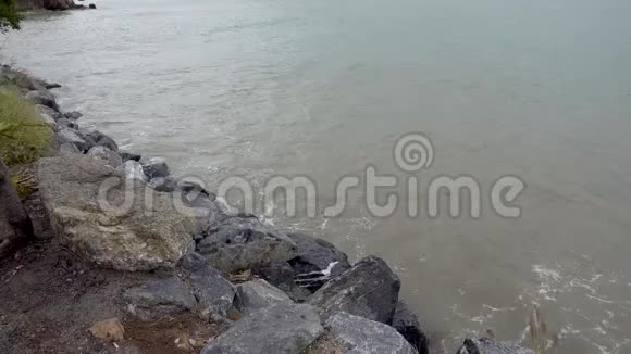海浪拍打着石头码头视频的预览图