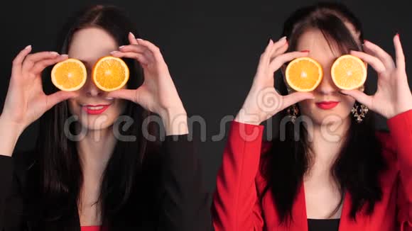 女人眼前拿着一半的橘子视频的预览图