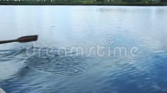 划艇漂浮着马鞍被水排斥一群小混混视频的预览图