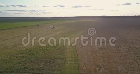 空中景观与农业机器收割视频的预览图