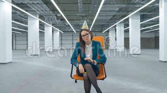 疲惫的办公室小姐坐在空荡荡的大厅里的椅子上视频的预览图