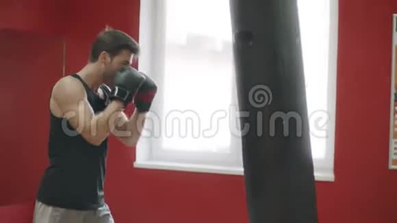 运动员在训练时打拳击袋搏击俱乐部的跆拳道训练视频的预览图