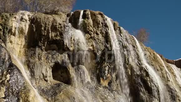 洞穴状石灰华岩脊上的温和瀑布视频的预览图