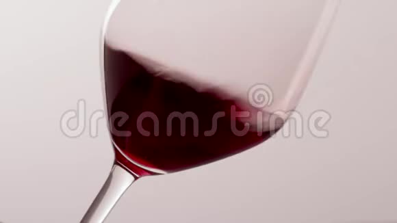 一杯红酒在豪华假日品尝活动中倒入饮料质量控制飞溅液体运动背景视频的预览图