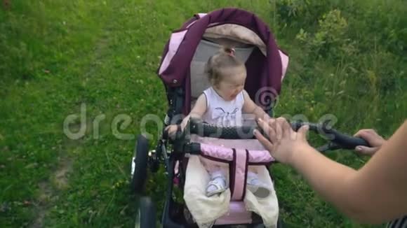 坐婴儿车的小女孩视频的预览图
