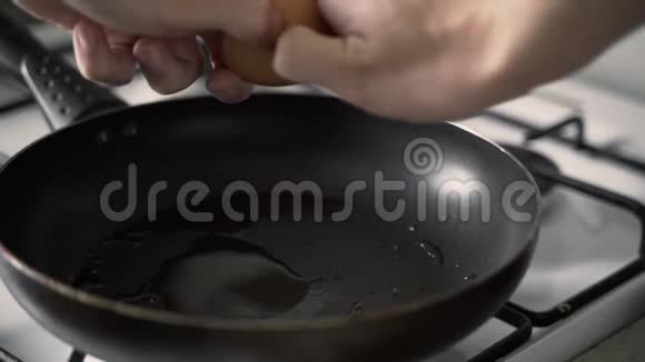 生鸡蛋慢吞吞地落入热锅里烤视频的预览图