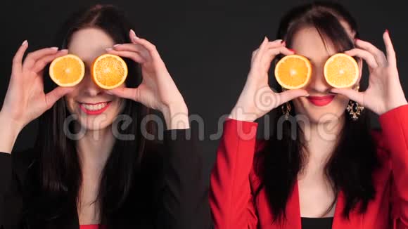 女人眼前拿着一半的橘子视频的预览图