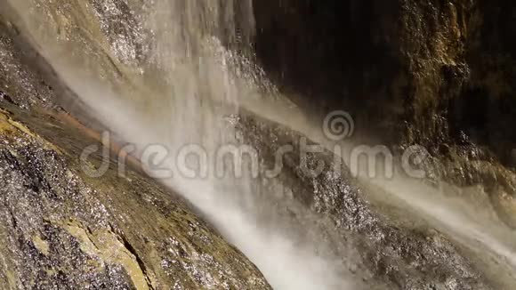 石灰华岩径流洒水视频的预览图