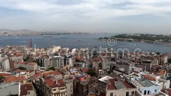 伊斯坦布尔的海景众多船只房屋美丽的天空城市建筑美丽的时光流逝视频的预览图