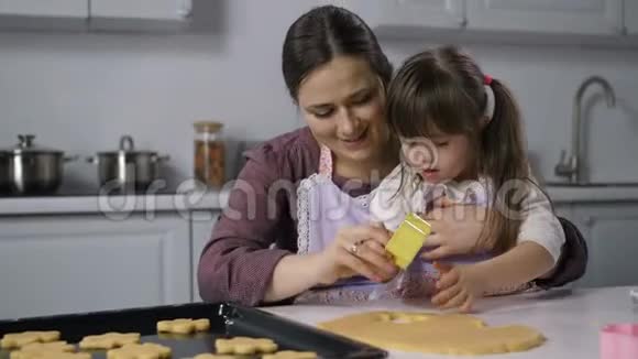 妈妈教患有唐氏综合症的女孩烘焙视频的预览图