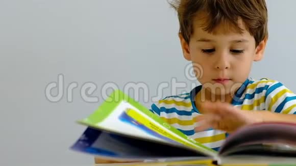慢动作亚洲小孩在客厅看书快乐兴奋或感兴趣的书故事视频的预览图