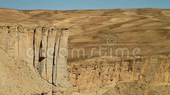 石灰华岩石形成为沙漠悬崖视频的预览图