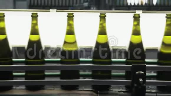 关闭酒精瓶沿自动传送带移动香槟工厂的质量控制视频的预览图