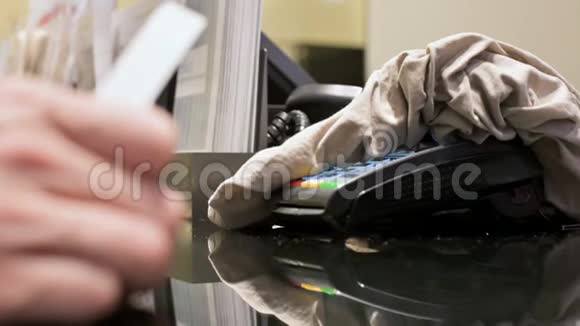 读卡器用信用卡支付购买的衣服女性手持离焦卡在视频的预览图