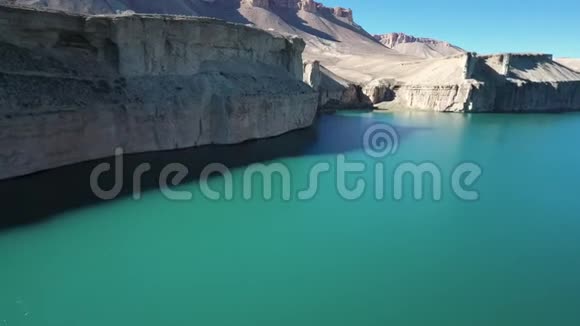 雄伟的蓝色湖泊背景是山视频的预览图
