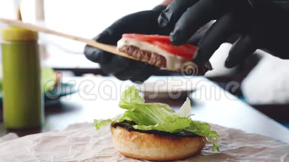 厨师烹饪肉汉堡与切块奶酪和蔬菜视频的预览图
