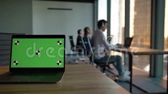 准备跟踪带呼叫中心员工的绿色屏幕笔记本电脑视频的预览图