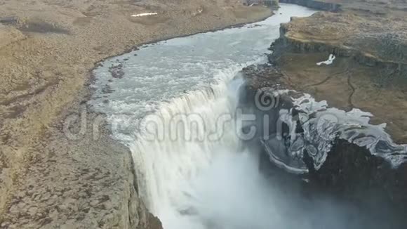 引爆瀑布冰岛空中观景视频的预览图