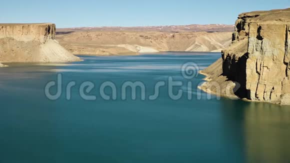 风景如画的蓝色湖盆景观视频的预览图