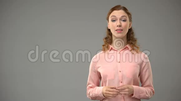 女生用手语说谢谢老师用asl展示单词教程视频的预览图
