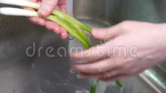 女人在厨房水槽里洗洋葱动作缓慢视频的预览图