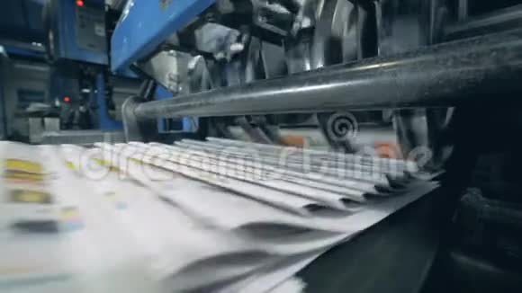 折叠报纸上的自动皮带印刷机器视频的预览图