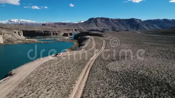 阿富汗Circa2018年坚固的山车在与湖泊隔离的山路上行驶视频的预览图