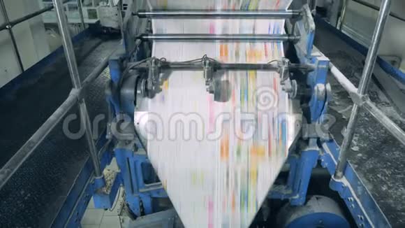 长张报纸在印刷输送机上自动皮带视频的预览图
