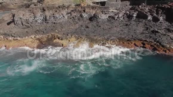 空中射击岛上火山海岸上被遗弃的古代人的石头建筑风景很大视频的预览图