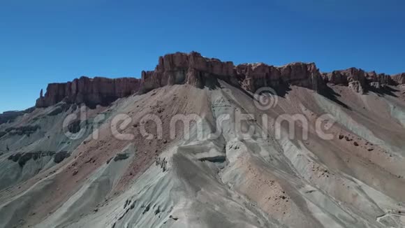 山谷中的石灰华矿物悬崖视频的预览图