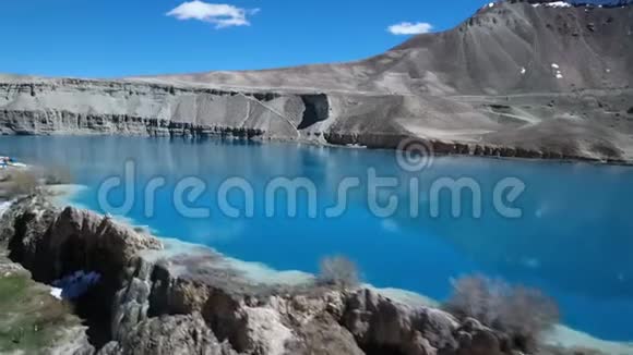 蓝色湖盆向上倾斜视频的预览图