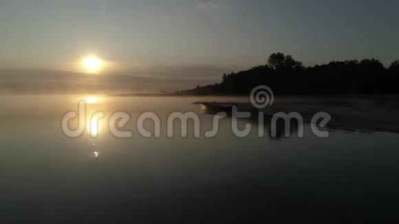 在斯莱萨兹湖的岸边一艘木船在雾中迎着太阳视频的预览图