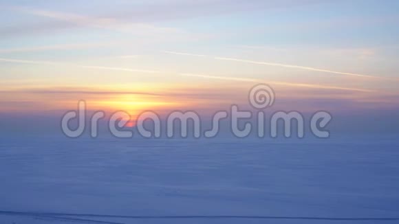 美丽的日落覆盖雪域视频的预览图