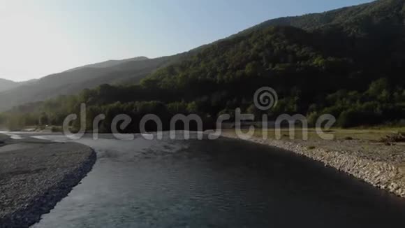 空中俯瞰河流的蜿蜒曲折飞越美丽的江山晴天空中无人机射击景观视频的预览图