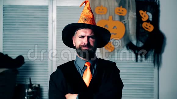 身穿巫师服长胡子男人扬起眉毛万圣节派对和庆祝理念视频的预览图