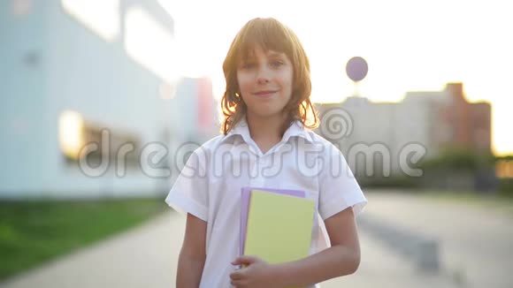 聪明的男孩拿着笔记本他准备回学校了学生画像视频的预览图