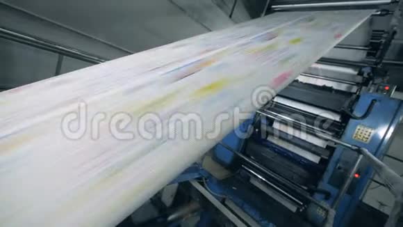在印刷输送机上滚动报纸自动化生产视频的预览图