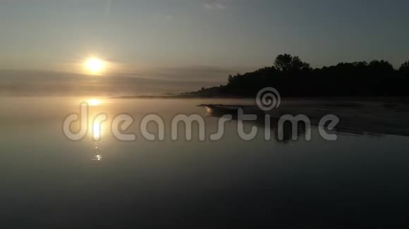 在斯莱萨兹湖的岸边一艘木船在雾中迎着太阳视频的预览图
