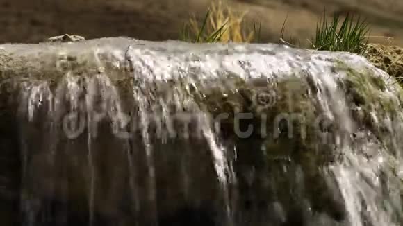 平静的矿物瀑布流过钙华岩视频的预览图