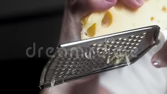 柔软的奶酪慢慢地摩擦在金属磨盘上快关门慢动作视频的预览图