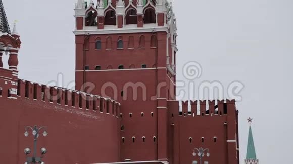 莫斯科俄罗斯2018年12月在冬季多云的天空上倾斜斯帕斯卡亚钟楼和莫斯科克里姆林宫的墙视频的预览图