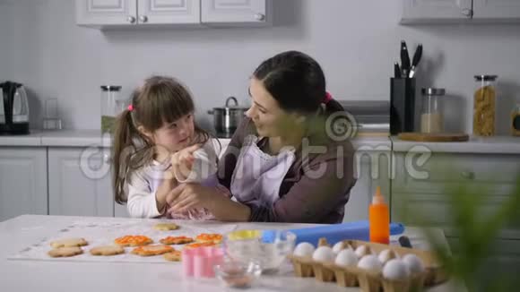 有特殊需要的妈妈和孩子学习肢体语言视频的预览图