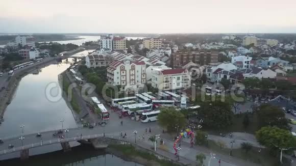 俯瞰宁静的河堤抵御现代建筑视频的预览图