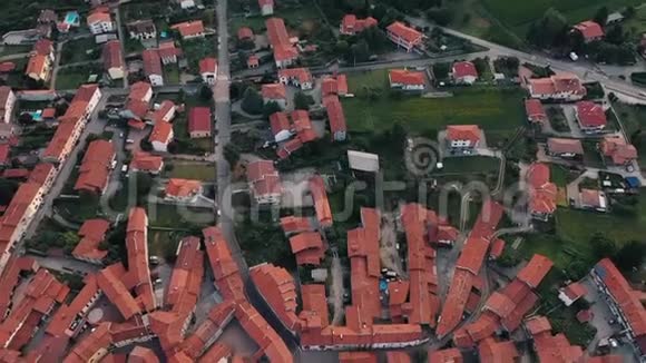 无人机飞过意大利的中世纪小镇视频的预览图