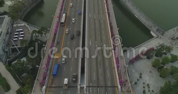 横渡河的城市大桥上的车流视频的预览图