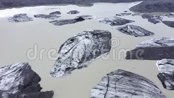 由于全球变暖冰岛的瓦特纳霍卡尔冰川冰盖融化飞越漂浮的冰山无人机视图视频的预览图