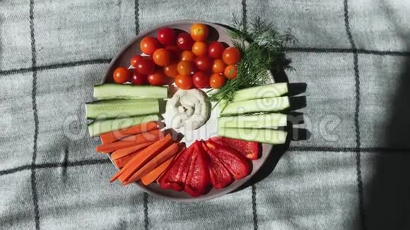 黄瓜胡椒胡萝卜青菜樱桃西红柿等切好的蔬菜放在盘子的中间视频的预览图