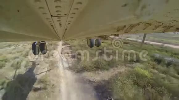 米26直升机降落在森林里视频的预览图